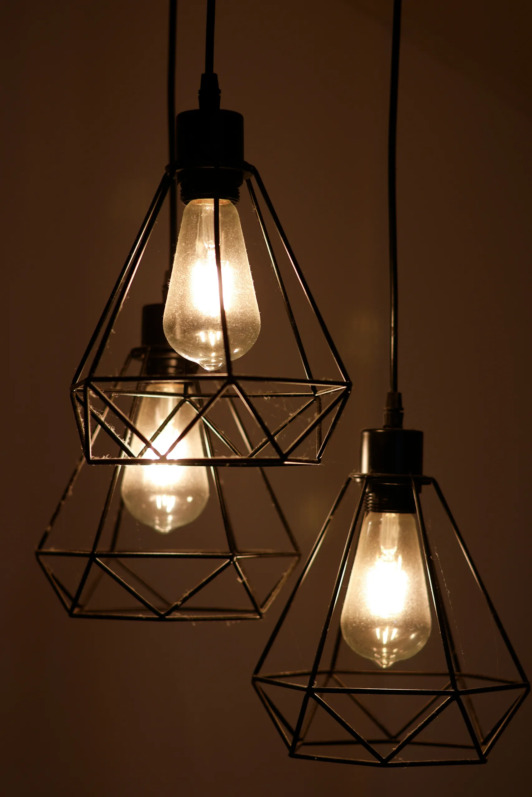 Lámparas de jaula tipo loft con bombillas Edison bajo una luz cálida